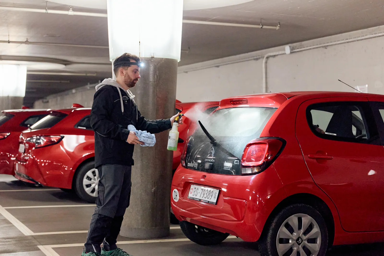 ServiceMobiler checks car in underground car park.