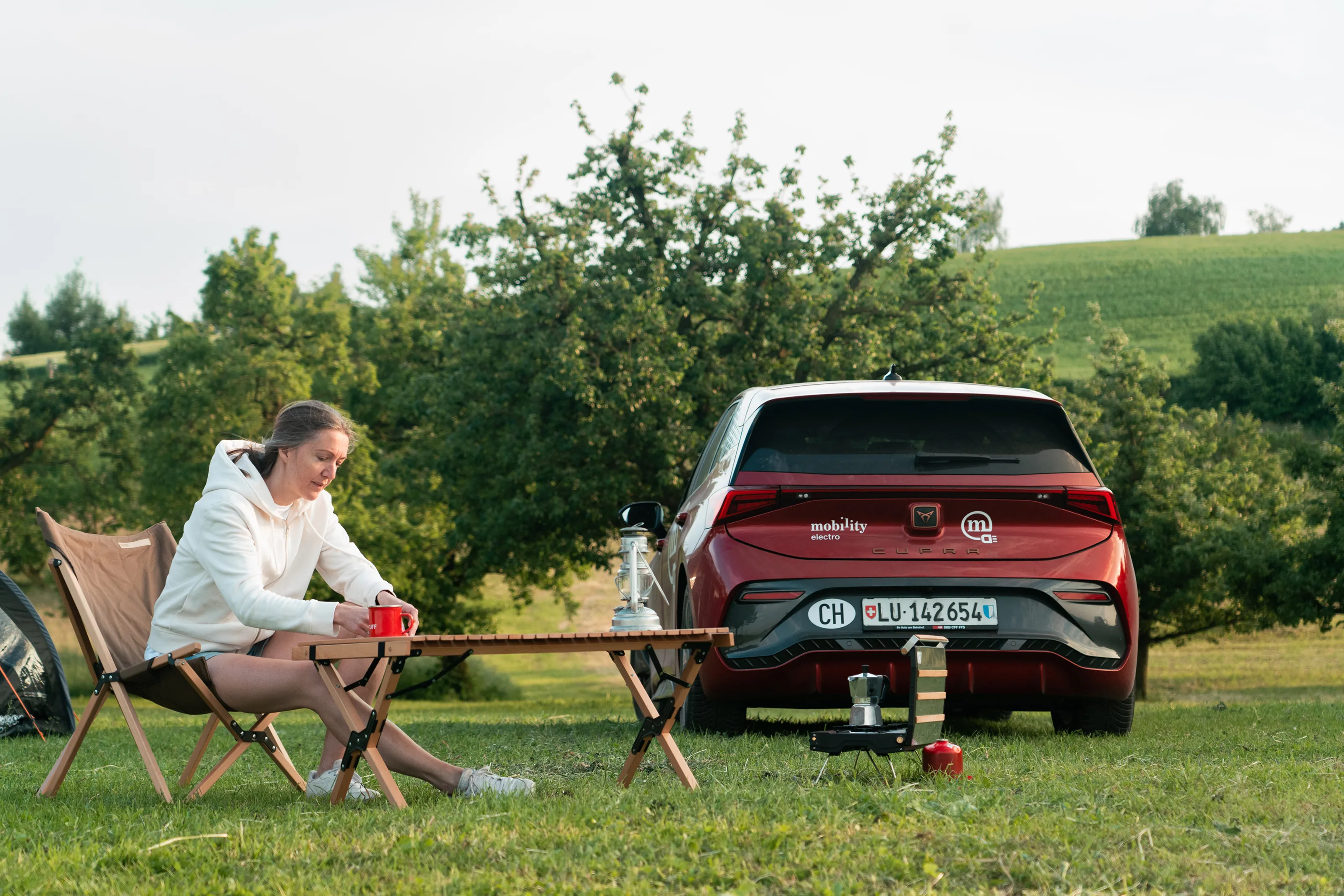 Eine Frau mit einem Mobility-Auto ist draussen.